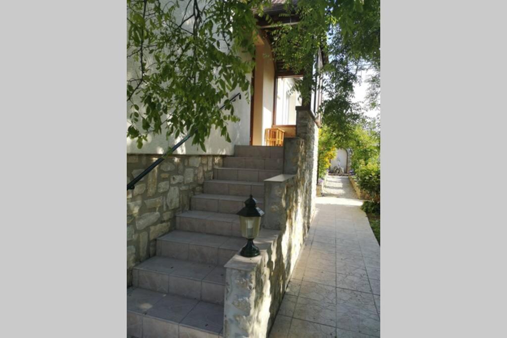 La Roseliere Maison Plain Pied Confortable Belle Decoration Jardin Magnifique 10 Mn A Pied Centre Ville Bayeux Proche Plages Du Debarquement Zewnętrze zdjęcie