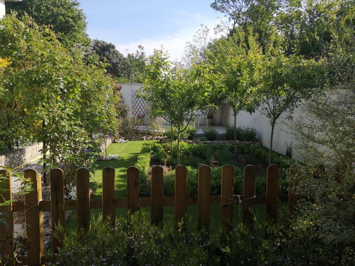 La Roseliere Maison Plain Pied Confortable Belle Decoration Jardin Magnifique 10 Mn A Pied Centre Ville Bayeux Proche Plages Du Debarquement Zewnętrze zdjęcie